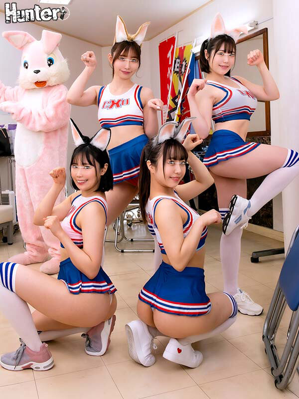 着ぐるみバイトはエッロいチアガールと楽屋が一緒!しかもカワイイ着ぐるみで油断したのか目の前で生着替え!脱ぐのを忘れてガン見でフル勃起!