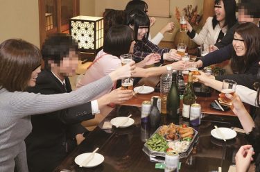 同窓会で会った初恋の女が人妻になっていた！夫に欲求不満の彼女は僕をパンチラ誘惑して、勃起チ○コをテーブルの下で握りしめてきた。もうみんなの目を盗んで店内でヤッちゃうしかないっす！